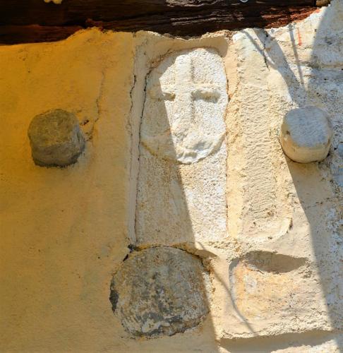 Είσοδος καπετανόσπιτου με σκαλισμένη άγκυρα