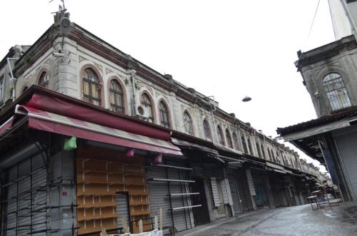 Κλειστά καταστήματα πέριξ της σκεπαστής αγοράς